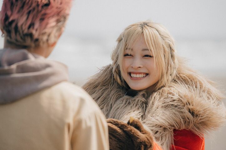ブラジル出身肉食系モデル、朝倉未来発掘の金髪モデルとカップル成立で熱烈ハグ!涙で「めちゃくちゃ嬉しい」『花束オオカミ』最終回