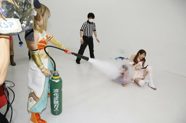 “闘魂Hカップグラドル”・白川未奈、顔面ガス噴射であわや凍結の大惨事 DDT路上プロレス