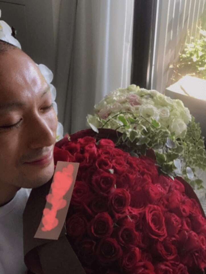 市川海老蔵、麻央さんの誕生日にバラの花束贈る