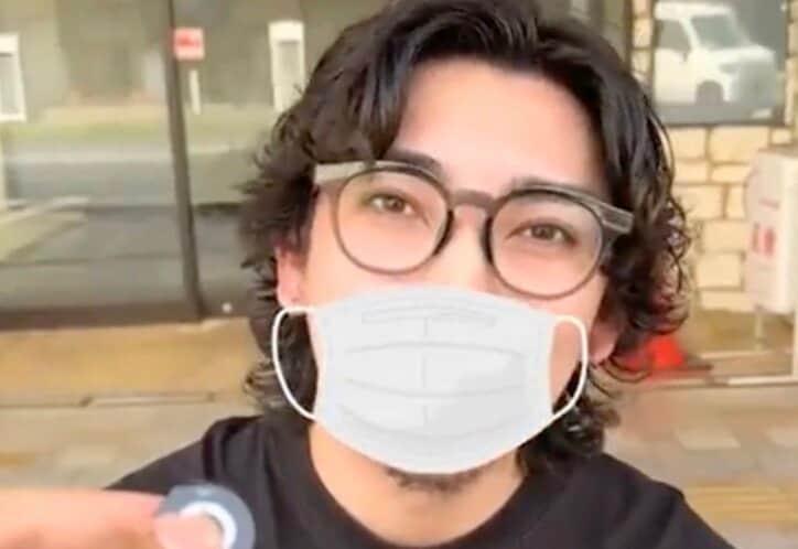 【写真・画像】「休業中の松潤」松本潤そっくりの29歳シーシャバー店長に驚きの声「笑った顔似てる！」「若い頃の美輪明宏さんみたい」　1枚目