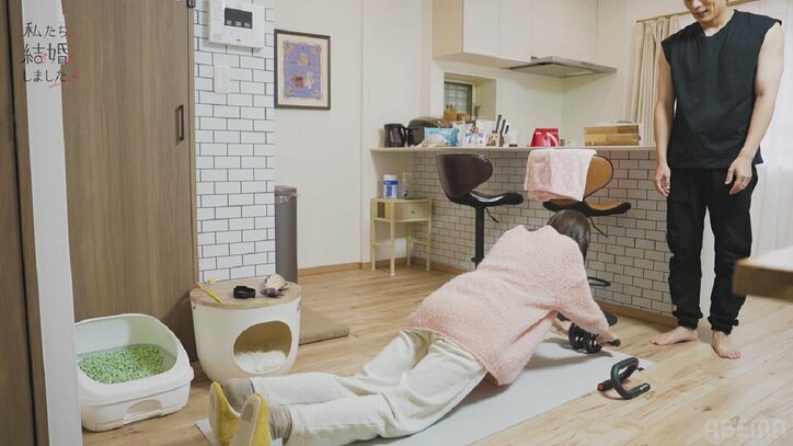 貴島明日香、ムキムキな15歳年上夫と部屋着姿で筋トレ！新婚夫婦のリアルな朝の風景『私たち結婚しました4』第6話