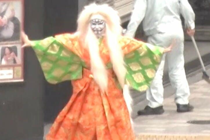 【写真・画像】「思ったよりカブキ！」衝撃の姿で六本木を激走する美人アスリートに爆笑　1枚目