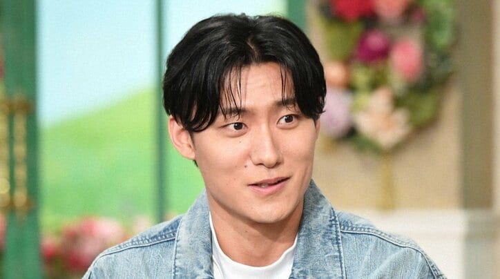 俳優の松⾕鷹也