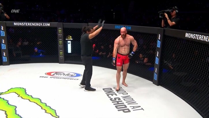 「これは事件だ！」実況が絶叫 大流血の“斜め上”を行く驚きのTKO決着に「そっちかいw」ツッコミ殺到も