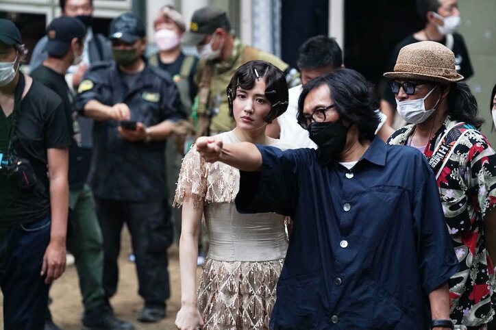 羽村仁成、がっつく食事シーンに苦戦「育ちの良さが出てしまっている（笑）」『リボルバー・リリー』現場レポート