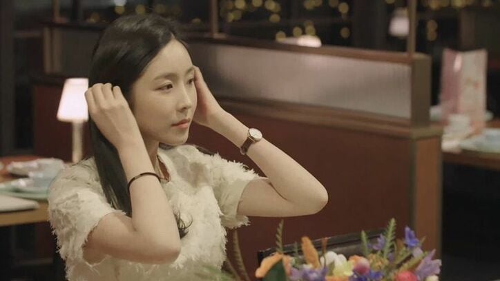 新たな同居人・大人イケメンの登場に女子たち騒然…髪を触りだしソワソワし始め…