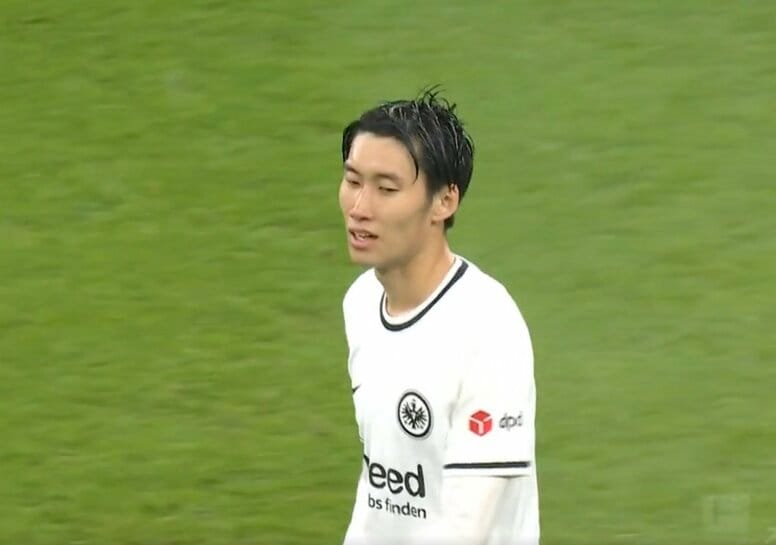 「痛くないだろ？早く立てよ」 鎌田大地、ピッチに倒れこんで痛がる相手選手への“冷酷すぎる視線”が話題