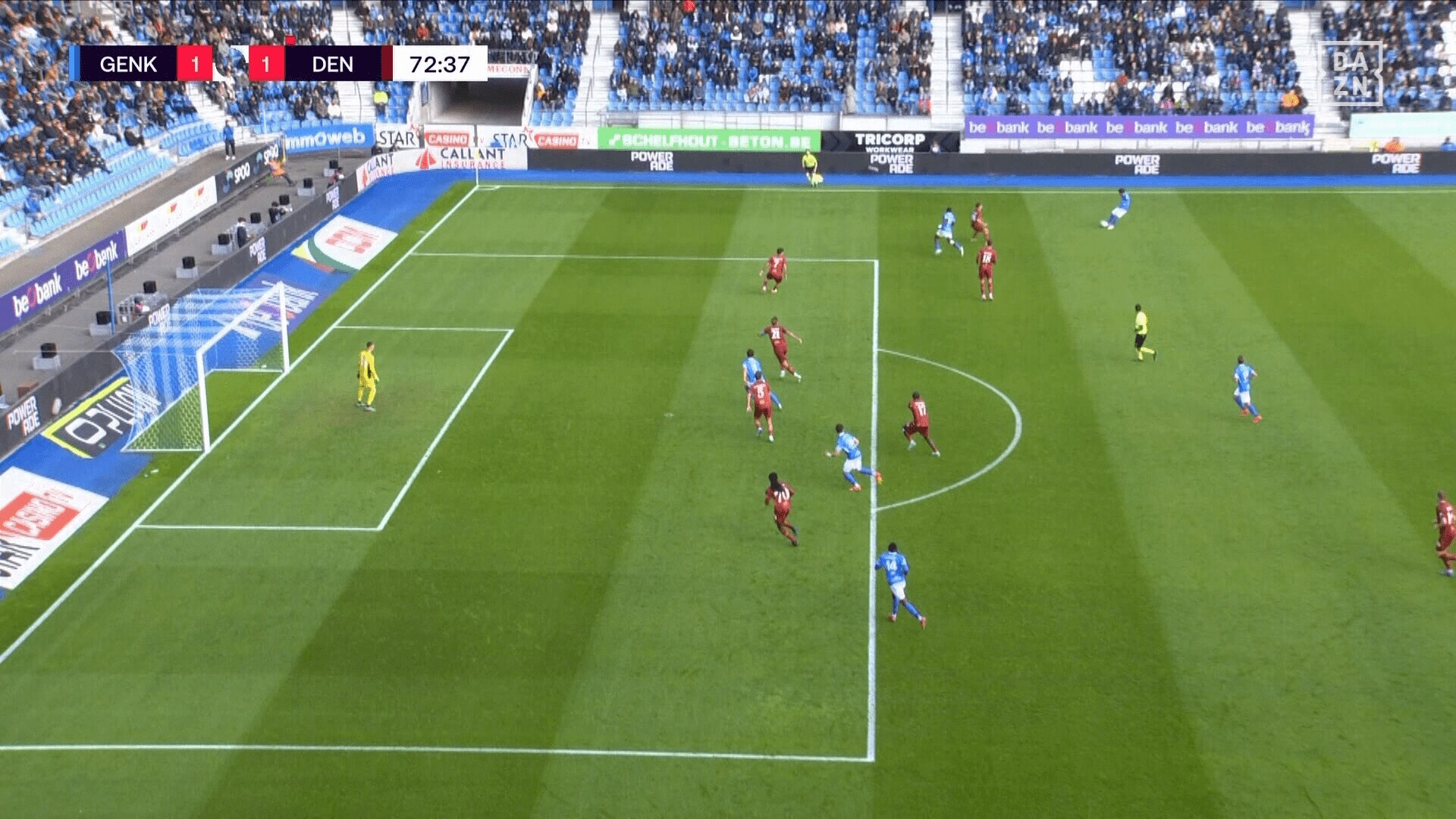 クロスを上げる伊東純也