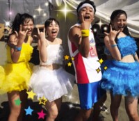 サンシャイン池崎、ローラースケートアイドルと“ジャスティス”ポーズ「イェーーーーイ」