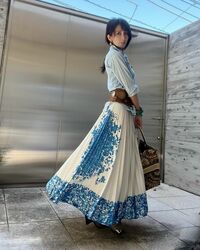 工藤静香の爽やかなブルー系コーデにファン称賛「お姫様みたい」「何でも似合う」