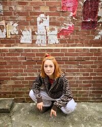 水川あさみ、金髪ヘアでヤンキー座り「カッコイイッス！！」「好きすぎます」の声