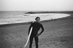 『恋ステ』さむ、サーファー姿を公開し大好評「サーフィンやってる時のさむくんが一番カッコイイ」「いつもの何十倍もかっこよくてだいすき」