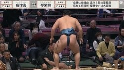 「何があった？」力士が突如崩れ落ち土俵からコロコロ転がって館内騒然…対戦相手も呆然「大丈夫か？」