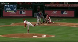 吉田正尚、しぶとく3試合連続ヒット。ベンチの仲間たちも話題の怪獣ポーズ？で祝福