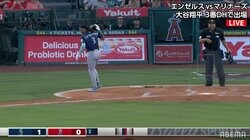 押し出しを確信もストライク、打者がヘルメットを叩きつけ“ブチ切れ” 解説も「これは退場になりますよ、危険です」