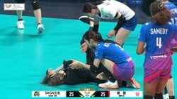 女子バレー、監督と選手が激突して場内騒然… レジェンドが強烈タックルで転倒するアクシデントに全選手が心配