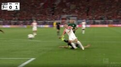 一か八かの“危険な賭け”！ ボックス内へ侵入した相手FWに「決死のスライディング」が炸裂した瞬間 アフター気味のタックルに笛は吹かれるか