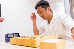 ボクシング元世界チャンプ内藤大助、超速将棋に挑戦「頭の回転を速くしないと！」