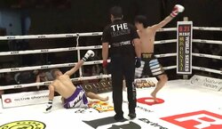 レフェリーの制止を振り切って… ダウン宣告された選手が逆に“殴り倒して”ガッツポーズの“珍事” まさかの展開に「今、何をした？」困惑の声