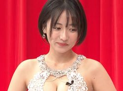 「衣装マジ？」胸元大胆なゴージャス衣装でキャバ嬢風美女に変身「セクシーダイナマイツ！」