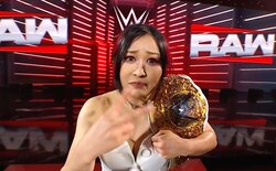 日本人女子レスラー、米マットで“屈辱的”扱いに怒り爆発！ トップロープから怒りの“一撃”に会場騒然 