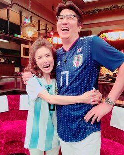 小柳ルミ子、とんねるず・石橋貴明との“ハグショット”披露「デビュー当初から2人を見守り応援してきました」