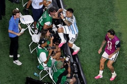 【W杯】アルゼンチン戦、延長ダメ押し弾でまさかの光景「すごいことに」「メディアも沸いています」看板乗り越え狂喜乱舞