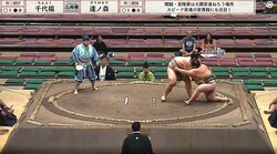 突然何があった？ 力士が不自然に崩れ落ちる驚きの決着 相手力士も心配隠せず