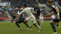 スタジアム騒然「4人くらい抜いた？」日本代表MFの“神業突破”にファン衝撃「こんな運べたんや」「完全に相手の虚をついたドリブル」