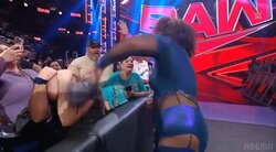 「客を殴るなw」「客もボコる」女子レスラーの暴挙に騒然 「ご褒美」「ファンサいいな」の声も