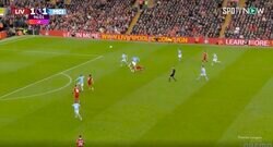 「日本の誇り」「モンスターだ！」リバプール遠藤航がエース殺し、強烈タックル…中盤を支配して潰しまくる瞬間　X投稿にSNSが大熱狂！世界中でワタルフィーバー