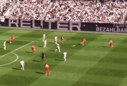 ズバッ！ 堂安律の“強烈グラウンダーパス”にスタジアム騒然「うますぎ」「流石だ」“黄金の左足”で決定機演出の瞬間