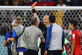 【W杯】ガーナ戦黒星の韓国、CK目前のタイムアップに指揮官＆イ・ガンイン猛抗議　ベント監督が今大会初の監督退場処分