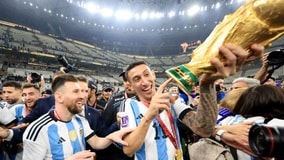 メッシが掲げたW杯優勝トロフィー、偽物だった…複製した夫婦は炎上でSNS閉鎖