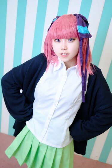 つり目を意識したメイクで二乃に近づく！『五等分の花嫁』コスプレで