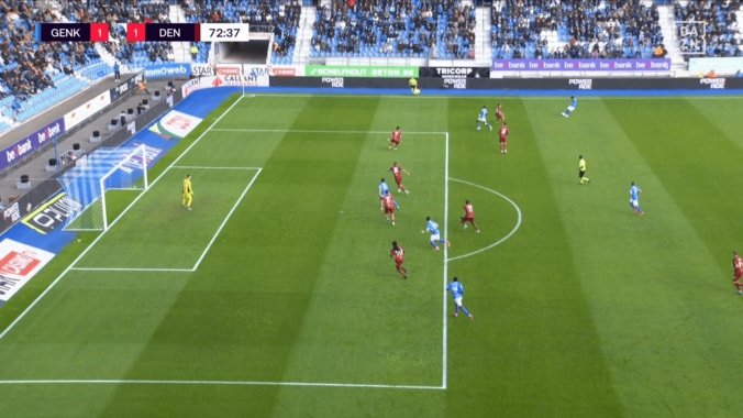 クロスを上げる伊東純也