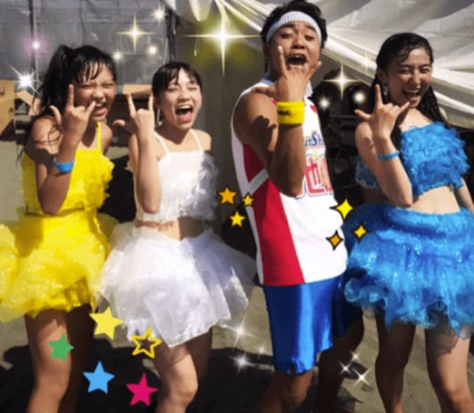 サンシャイン池崎、ローラースケートアイドルと“ジャスティス”ポーズ「イェーーーーイ」 1枚目