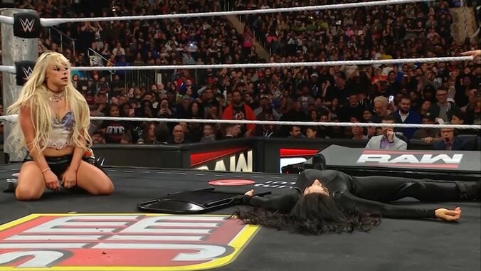 美しいお顔が… 女子王者の顔面を椅子に叩きつける“凶行”「これはまずい」実況ドン引き  4枚目