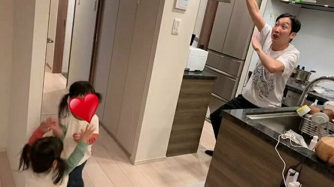 ノンスタ石田、双子と遊ぶ姿に大爆笑の妻「笑い疲れて眠りました」 1枚目