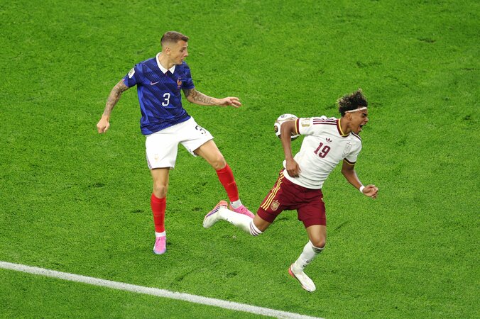 「お粗末」フランスDFの“回し蹴りPK献上”を母国紙が酷評！ヤマルに気づかず…「敗戦の象徴」「何気ないボール」【W杯】 5枚目