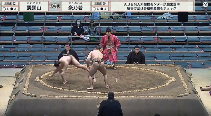 立ち合い直後に「ひっかけられた」　力士、一瞬で土俵割る驚きの光景「技あり」「ヘッスラ」館内どよめく 3枚目