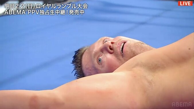 不意打ちにあったミズは即ダウン