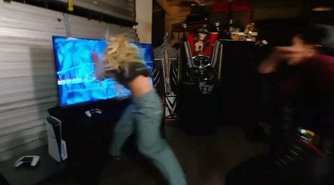 「異常に腫れてる」女子レスラー、頭部“衝突”で額に異常事態 乱入で惨劇 テレビ破壊も 5枚目