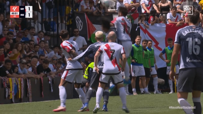 「ふざけるな！」久保建英、“顔面に肘打ち”被害…「めっちゃ痛そう」「大丈夫？」危険接触がノーファウル判定でファン激怒 3枚目