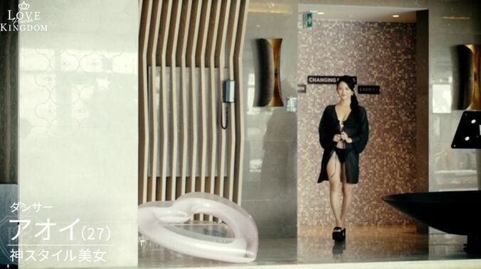 ビキニからあふれる“国宝級バスト”にYOU「まぁきれい！」