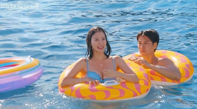 9頭身レースクイーン、大胆ビキニ姿で滑り台！ハイスペイケメンたちの元へ飛び込む様子に「なにこれ!?」「これは最高」の声 5枚目