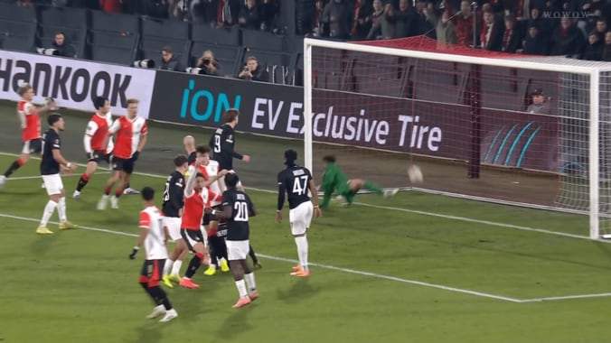 首どうなってんだ！？日本代表DFの“豪快＆繊細ヘッド弾”にファン興奮！「なんてヘディングだ！」「化け物すぎて震える」渡辺剛がEL初ゴール 5枚目