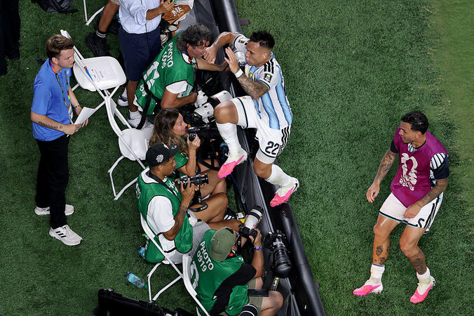 【写真・画像】【W杯】アルゼンチン戦、延長ダメ押し弾でまさかの光景「すごいことに」「カメラマンがガッツポーズしてる」看板乗り越え狂喜乱舞　1枚目