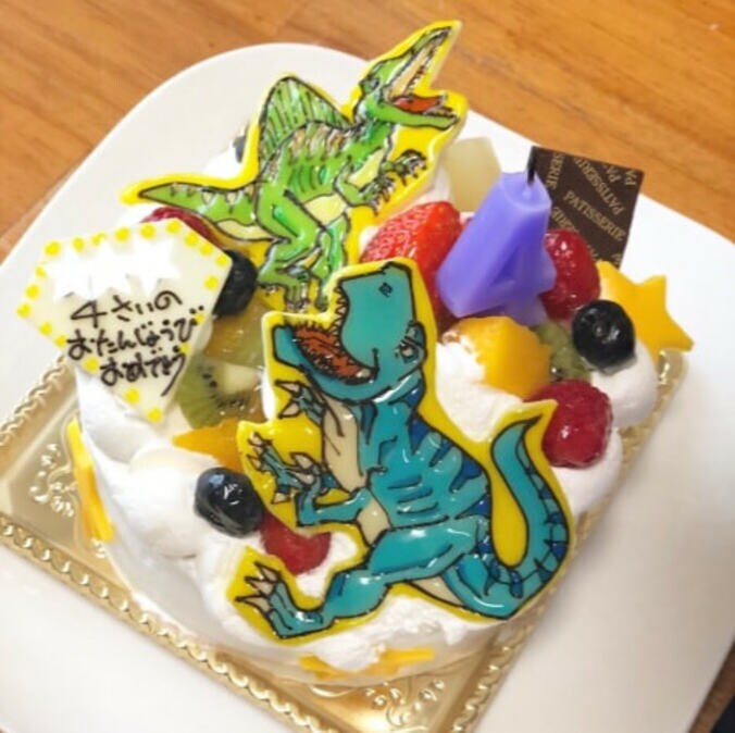 三倉佳奈、4歳を迎えた息子の誕生日を“恐竜ケーキ”で祝福「たくましい男の子になってね」 1枚目