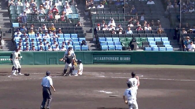 甲子園どよめく“珍事” バックホーム好返球が“突然高く跳ねてバウンド” 不運な失点に春夏通算52勝の名将「センターからの送球が一番難しい」 1枚目